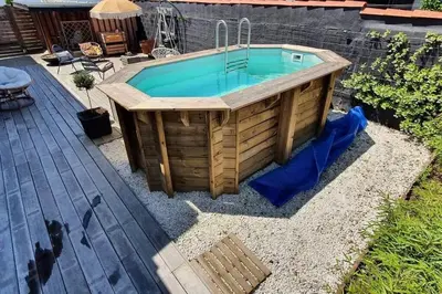 Piscine de l'établissement Maison de ville avec piscine ou située à proximité
