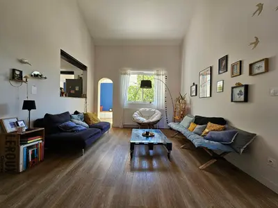 Coin salon dans l'établissement Maison de ville avec piscine