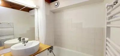 Salle de bains dans l'établissement Le Soleil d’Or