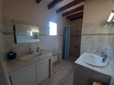 Salle de bains dans l'établissement Maison 4 chambres avec jardin clos, proche plage et centre, à Vieux-Boucau - FR-1-239-964