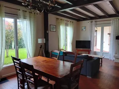 Télévision ou salle de divertissement dans l'établissement Maison 4 chambres avec jardin clos, proche plage et centre, à Vieux-Boucau - FR-1-239-964