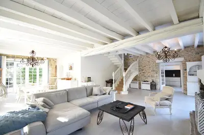 Coin salon dans l'établissement Embruns - Location vacances capbreton superbe villa avec jardin et piscine chauffée