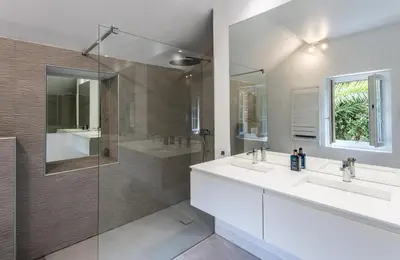 Salle de bains dans l'établissement Embruns - Location vacances capbreton superbe villa avec jardin et piscine chauffée