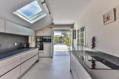 Cuisine ou kitchenette dans l'établissement Embruns - Location vacances capbreton superbe villa avec jardin et piscine chauffée