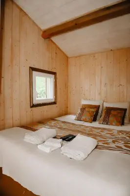 Un ou plusieurs lits dans un hébergement de l'établissement Le Cabanon doré, Suite SPA et nature chez Ivona Vacances