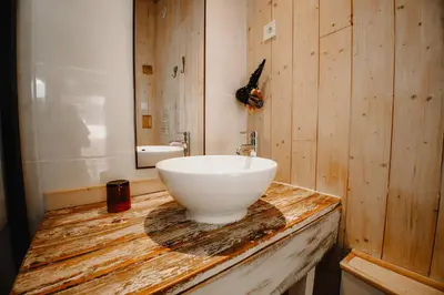 Salle de bains dans l'établissement Le Cabanon doré, Suite SPA et nature chez Ivona Vacances