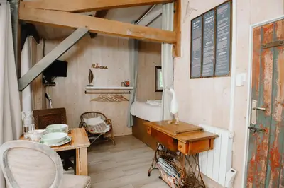 Salle de bains dans l'établissement Le Cabanon doré, Suite SPA et nature chez Ivona Vacances