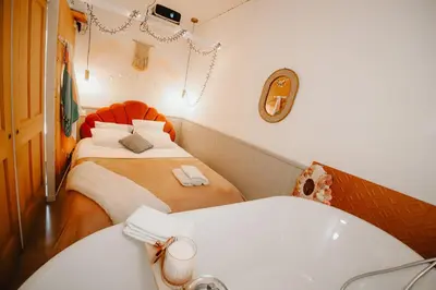 Un ou plusieurs lits dans un hébergement de l'établissement Coquillages et crustacés, Netflix baignoire îlot chez Ivona Vacances