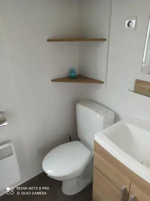 Salle de bains dans l'établissement MOBILHOME 3 CHBRES 2 SDE 2 WC LV LL TV CLIM TOUT CONFORT