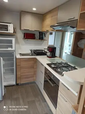 Cuisine ou kitchenette dans l'établissement MOBILHOME 3 CHBRES 2 SDE 2 WC LV LL TV CLIM TOUT CONFORT