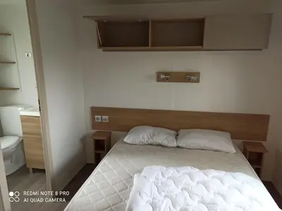 Un ou plusieurs lits dans un hébergement de l'établissement MOBILHOME 3 CHBRES 2 SDE 2 WC LV LL TV CLIM TOUT CONFORT