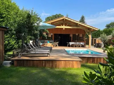 Piscine de l'établissement Cabane Noa neuve- piscine chauffée ou située à proximité