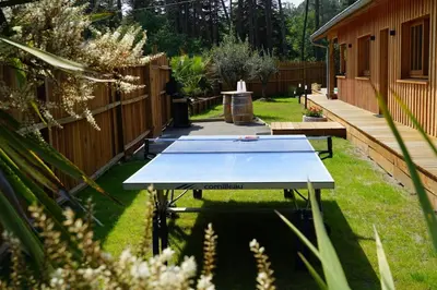 Tennis de table au sein de l'établissement Cabane Noa neuve- piscine chauffée ou à proximité