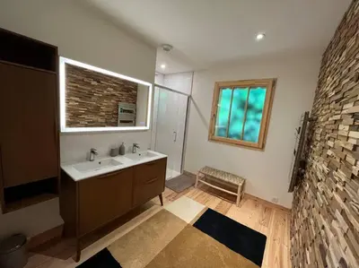 Salle de bains dans l'établissement Cabane Noa neuve- piscine chauffée