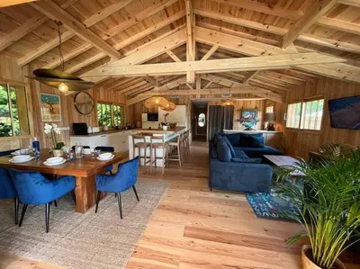 Coin salon dans l'établissement Cabane Noa neuve- piscine chauffée