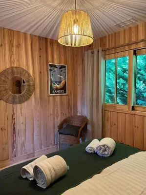 Un ou plusieurs lits dans un hébergement de l'établissement Cabane Noa neuve- piscine chauffée