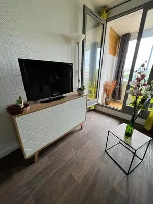 Télévision ou salle de divertissement dans l'établissement Studio 212 lumineux à deux pas de l'océan