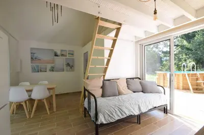 Coin salon dans l'établissement Adorable maison d'hôtes avec piscine- tiny house