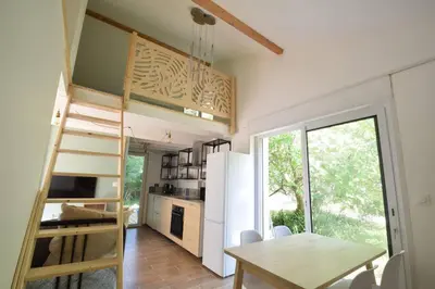 Cuisine ou kitchenette dans l'établissement Adorable maison d'hôtes avec piscine- tiny house