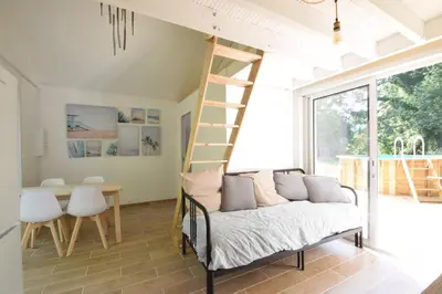 Coin salon dans l'établissement Adorable maison d'hôtes avec piscine- tiny house