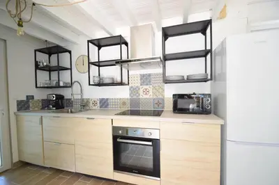 Cuisine ou kitchenette dans l'établissement Adorable maison d'hôtes avec piscine- tiny house