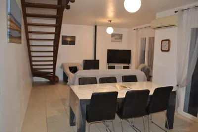 Télévision ou salle de divertissement dans l'établissement maison 3 classée étoiles à,proximité de Contis Plage