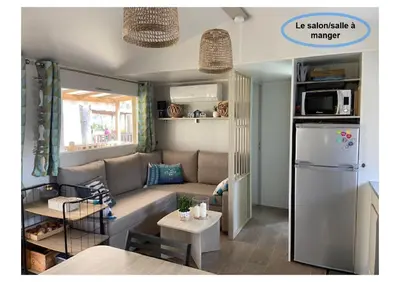Cuisine ou kitchenette dans l'établissement Charmant Mobilhome avec espace vert au milieu des pins proche de la plage sur le camping 