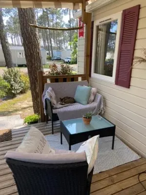Coin salon dans l'établissement Charmant Mobilhome avec espace vert au milieu des pins proche de la plage sur le camping 