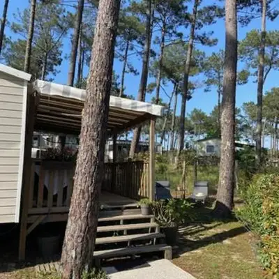 Charmant Mobilhome avec espace vert au milieu des pins proche de la plage sur le camping 