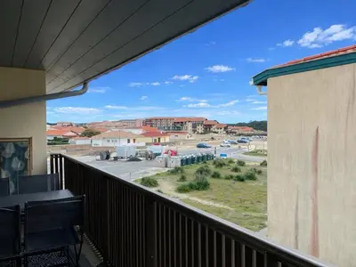 Balcon ou terrasse dans l'établissement Appartement moderne T2 pour 4 pers. près de la plage avec parking à Vieux-Boucau - FR-1-379-166