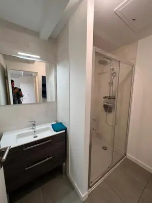 Salle de bains dans l'établissement La Cabosse