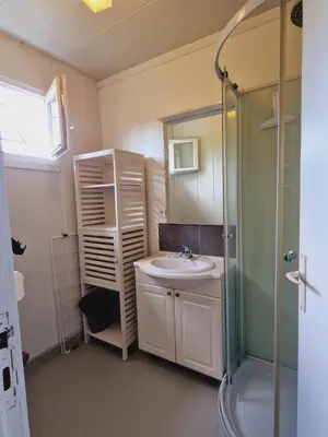 Salle de bains dans l'établissement Maison proche lacs et océans