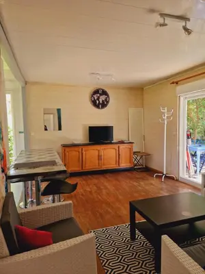Télévision ou salle de divertissement dans l'établissement Maison proche lacs et océans
