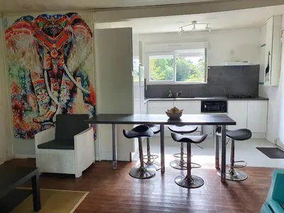 Télévision ou salle de divertissement dans l'établissement Maison proche lacs et océans
