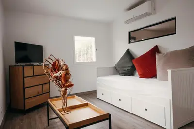 Télévision ou salle de divertissement dans l'établissement LA MAISON CACHEE-BA