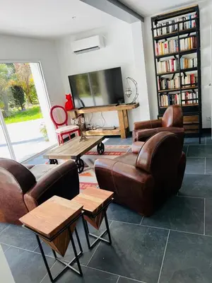 Coin salon dans l'établissement LA MAISON CACHEE-BA