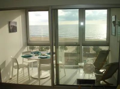 Vue générale sur la mer ou vue sur la mer prise depuis l'appartement