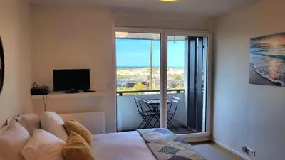 Télévision ou salle de divertissement dans l'établissement Studio ultra cosy et chic avec vue sur l'océan 3*