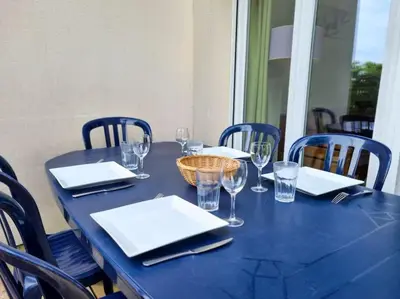 Restaurant ou autre lieu de restauration dans l'établissement La Cabane Apolonia maison 6 pp Piscine en bord lac