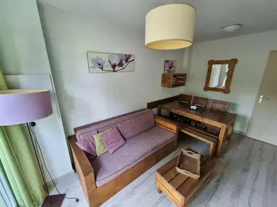 Coin salon dans l'établissement La Cabane Apolonia maison 6 pp Piscine en bord lac