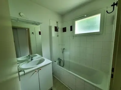 Salle de bains dans l'établissement La Cabane Apolonia maison 6 pp Piscine en bord lac