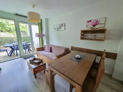 Coin salon dans l'établissement La Cabane Apolonia maison 6 pp Piscine en bord lac