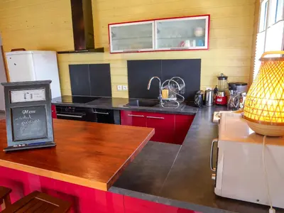 Cuisine ou kitchenette dans l'établissement Villa Ti'plage, piscine privative, proche océan
