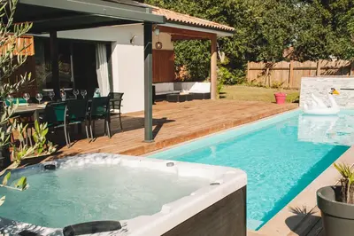 Piscine de l'établissement VILLA DREAM LANDES Piscine tempérée-Jacuzzi-5 suites parentales ou située à proximité