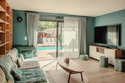 Télévision ou salle de divertissement dans l'établissement VILLA DREAM LANDES Piscine tempérée-Jacuzzi-5 suites parentales