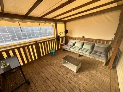 Coin salon dans l'établissement Mobil Home Moderne avec grand terrasse