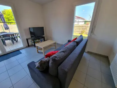 Télévision ou salle de divertissement dans l'établissement La Cabane Fournier 10 min a pied de Mimizan plage et commerce