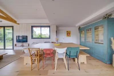 Télévision ou salle de divertissement dans l'établissement La villa tchanquée du Bassin