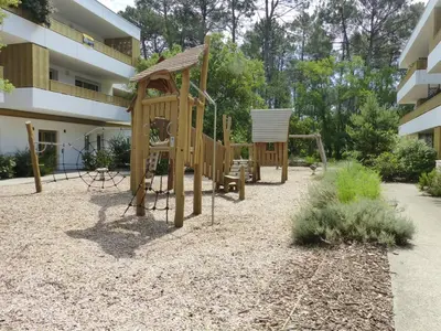 Aire de jeux pour enfants de l'établissement Residence Coeur boise appartement avec terrasse et wifi Espace vert