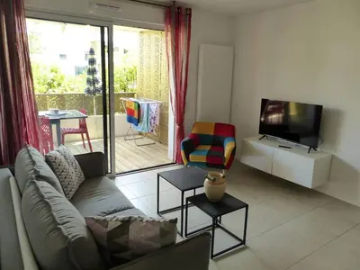 Télévision ou salle de divertissement dans l'établissement Residence Coeur boise appartement avec terrasse et wifi Espace vert